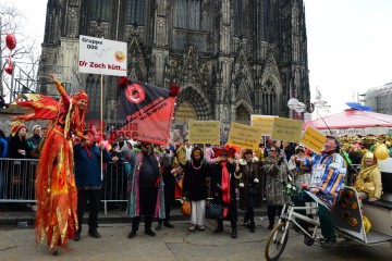 Rosenmontag in Köln mit den Pappnasen Rot-Schwarz | Slawiczek/R-mediabase / R-mediabase | <a href=/confor2/?bld=73489&t=d&pst=73478&aid=20&dc=1037&i1=Slawiczek/R-mediabase%20/%20R-mediabase><strong>Download Bild 73489...</strong></a>  |