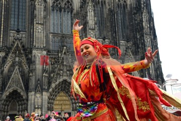 Rosenmontag in Köln mit den Pappnasen Rot-Schwarz | Slawiczek/R-mediabase / R-mediabase | <a href=/confor2/?bld=73492&t=d&pst=73478&aid=20&dc=1037&i1=Slawiczek/R-mediabase%20/%20R-mediabase><strong>Download Bild 73492...</strong></a>  |