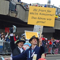 Rosenmontag in Köln mit den Pappnasen Rot-Schwarz | Slawiczek/R-mediabase / R-mediabase | <a href=/confor2/?bld=73491&t=d&pst=73478&aid=20&dc=1041&i1=Slawiczek/R-mediabase%20/%20R-mediabase><strong>Download Bild 73491...</strong></a>  |