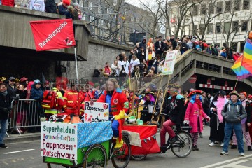 Rosenmontag in Köln mit den Pappnasen Rot-Schwarz | Slawiczek/R-mediabase / R-mediabase | <a href=/confor2/?bld=73494&t=d&pst=73478&aid=20&dc=1044&i1=Slawiczek/R-mediabase%20/%20R-mediabase><strong>Download Bild 73494...</strong></a>  |
