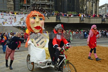 Rosenmontag in Köln mit den Pappnasen Rot-Schwarz | Slawiczek/R-mediabase / R-mediabase | <a href=/confor2/?bld=73497&t=d&pst=73478&aid=20&dc=1047&i1=Slawiczek/R-mediabase%20/%20R-mediabase><strong>Download Bild 73497...</strong></a>  |