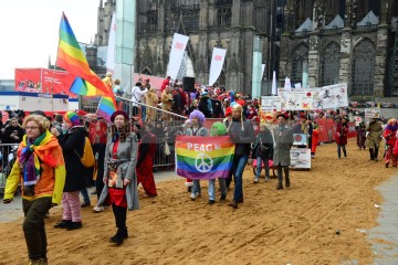 Rosenmontag in Köln mit den Pappnasen Rot-Schwarz | Slawiczek/R-mediabase / R-mediabase | <a href=/confor2/?bld=73499&t=d&pst=73478&aid=20&dc=1050&i1=Slawiczek/R-mediabase%20/%20R-mediabase><strong>Download Bild 73499...</strong></a>  |