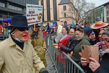 Rosenmontag in Köln mit den Pappnasen Rot-Schwarz | Slawiczek/R-mediabase / R-mediabase | <a href=/confor2/?bld=73501&t=d&pst=73478&aid=20&dc=1051&i1=Slawiczek/R-mediabase%20/%20R-mediabase><strong>Download Bild 73501...</strong></a>  |