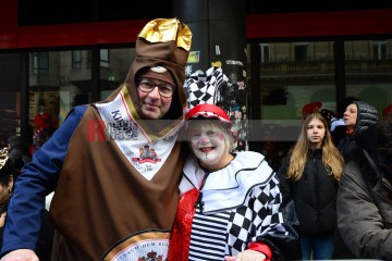 Rosenmontag in Köln mit den Pappnasen Rot-Schwarz | Slawiczek/R-mediabase / R-mediabase | <a href=/confor2/?bld=73502&t=d&pst=73478&aid=20&dc=1053&i1=Slawiczek/R-mediabase%20/%20R-mediabase><strong>Download Bild 73502...</strong></a>  |