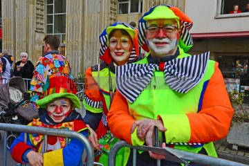 Rosenmontag in Köln mit den Pappnasen Rot-Schwarz | Slawiczek/R-mediabase / R-mediabase | <a href=/confor2/?bld=73503&t=d&pst=73478&aid=20&dc=1054&i1=Slawiczek/R-mediabase%20/%20R-mediabase><strong>Download Bild 73503...</strong></a>  |