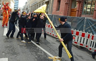 Rosenmontag in Köln mit den Pappnasen Rot-Schwarz | Slawiczek/R-mediabase / R-mediabase | <a href=/confor2/?bld=73507&t=d&pst=73478&aid=20&dc=1059&i1=Slawiczek/R-mediabase%20/%20R-mediabase><strong>Download Bild 73507...</strong></a>  |