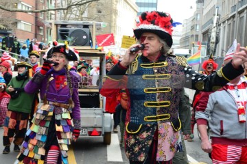 Rosenmontag in Köln mit den Pappnasen Rot-Schwarz | Slawiczek/R-mediabase / R-mediabase | <a href=/confor2/?bld=73508&t=d&pst=73478&aid=20&dc=1059&i1=Slawiczek/R-mediabase%20/%20R-mediabase><strong>Download Bild 73508...</strong></a>  |