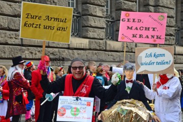 Rosenmontag in Köln mit den Pappnasen Rot-Schwarz | Slawiczek/R-mediabase / R-mediabase | <a href=/confor2/?bld=73509&t=d&pst=73478&aid=20&dc=1102&i1=Slawiczek/R-mediabase%20/%20R-mediabase><strong>Download Bild 73509...</strong></a>  |