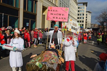 Rosenmontag in Köln mit den Pappnasen Rot-Schwarz | Slawiczek/R-mediabase / R-mediabase | <a href=/confor2/?bld=73511&t=d&pst=73478&aid=20&dc=1107&i1=Slawiczek/R-mediabase%20/%20R-mediabase><strong>Download Bild 73511...</strong></a>  |