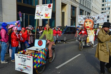 Rosenmontag in Köln mit den Pappnasen Rot-Schwarz | Slawiczek/R-mediabase / R-mediabase | <a href=/confor2/?bld=73515&t=d&pst=73478&aid=20&dc=1108&i1=Slawiczek/R-mediabase%20/%20R-mediabase><strong>Download Bild 73515...</strong></a>  |
