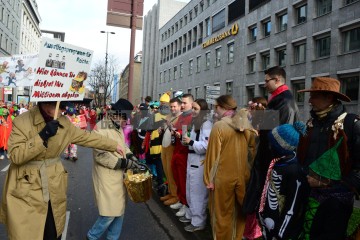 Rosenmontag in Köln mit den Pappnasen Rot-Schwarz | Slawiczek/R-mediabase / R-mediabase | <a href=/confor2/?bld=73516&t=d&pst=73478&aid=20&dc=1108&i1=Slawiczek/R-mediabase%20/%20R-mediabase><strong>Download Bild 73516...</strong></a>  |