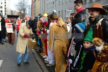 Rosenmontag in Köln mit den Pappnasen Rot-Schwarz | Slawiczek/R-mediabase / R-mediabase | <a href=/confor2/?bld=73517&t=d&pst=73478&aid=20&dc=1108&i1=Slawiczek/R-mediabase%20/%20R-mediabase><strong>Download Bild 73517...</strong></a>  |
