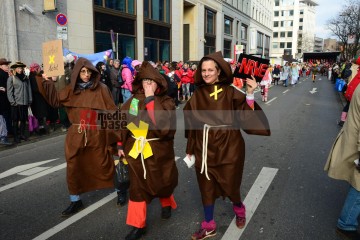 Rosenmontag in Köln mit den Pappnasen Rot-Schwarz | Slawiczek/R-mediabase / R-mediabase | <a href=/confor2/?bld=73518&t=d&pst=73478&aid=20&dc=1109&i1=Slawiczek/R-mediabase%20/%20R-mediabase><strong>Download Bild 73518...</strong></a>  |