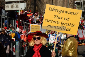 Rosenmontag in Köln mit den Pappnasen Rot-Schwarz | Slawiczek/R-mediabase / R-mediabase | <a href=/confor2/?bld=73521&t=d&pst=73478&aid=20&dc=1119&i1=Slawiczek/R-mediabase%20/%20R-mediabase><strong>Download Bild 73521...</strong></a>  |