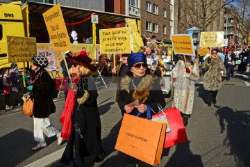 Rosenmontag in Köln mit den Pappnasen Rot-Schwarz | Slawiczek/R-mediabase / R-mediabase | <a href=/confor2/?bld=73522&t=d&pst=73478&aid=20&dc=1120&i1=Slawiczek/R-mediabase%20/%20R-mediabase><strong>Download Bild 73522...</strong></a>  |