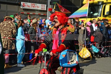 Rosenmontag in Köln mit den Pappnasen Rot-Schwarz | Slawiczek/R-mediabase / R-mediabase | <a href=/confor2/?bld=73525&t=d&pst=73478&aid=20&dc=1120&i1=Slawiczek/R-mediabase%20/%20R-mediabase><strong>Download Bild 73525...</strong></a>  |
