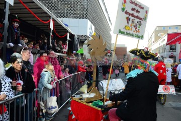 Rosenmontag in Köln mit den Pappnasen Rot-Schwarz | Slawiczek/R-mediabase / R-mediabase | <a href=/confor2/?bld=73526&t=d&pst=73478&aid=20&dc=1122&i1=Slawiczek/R-mediabase%20/%20R-mediabase><strong>Download Bild 73526...</strong></a>  |