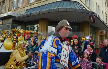 Rosenmontag in Köln mit den Pappnasen Rot-Schwarz | Slawiczek/R-mediabase / R-mediabase | <a href=/confor2/?bld=73528&t=d&pst=73478&aid=20&dc=1127&i1=Slawiczek/R-mediabase%20/%20R-mediabase><strong>Download Bild 73528...</strong></a>  |