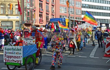 Rosenmontag in Köln mit den Pappnasen Rot-Schwarz | Slawiczek/R-mediabase / R-mediabase | <a href=/confor2/?bld=73530&t=d&pst=73478&aid=20&dc=1143&i1=Slawiczek/R-mediabase%20/%20R-mediabase><strong>Download Bild 73530...</strong></a>  |