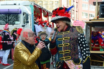 Rosenmontag in Köln mit den Pappnasen Rot-Schwarz | Slawiczek/R-mediabase / R-mediabase | <a href=/confor2/?bld=73531&t=d&pst=73478&aid=20&dc=1144&i1=Slawiczek/R-mediabase%20/%20R-mediabase><strong>Download Bild 73531...</strong></a>  |