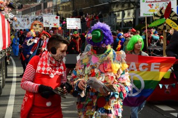 Rosenmontag in Köln mit den Pappnasen Rot-Schwarz | Slawiczek/R-mediabase / R-mediabase | <a href=/confor2/?bld=73532&t=d&pst=73478&aid=20&dc=1147&i1=Slawiczek/R-mediabase%20/%20R-mediabase><strong>Download Bild 73532...</strong></a>  |