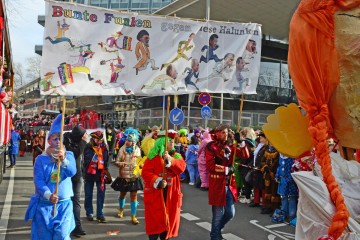 Rosenmontag in Köln mit den Pappnasen Rot-Schwarz | Slawiczek/R-mediabase / R-mediabase | <a href=/confor2/?bld=73535&t=d&pst=73478&aid=20&dc=1147&i1=Slawiczek/R-mediabase%20/%20R-mediabase><strong>Download Bild 73535...</strong></a>  |