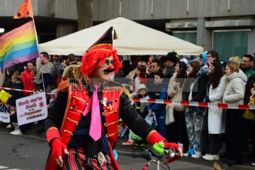 Rosenmontag in Köln mit den Pappnasen Rot-Schwarz | Slawiczek/R-mediabase / R-mediabase | <a href=/confor2/?bld=73536&t=d&pst=73478&aid=20&dc=1158&i1=Slawiczek/R-mediabase%20/%20R-mediabase><strong>Download Bild 73536...</strong></a>  |
