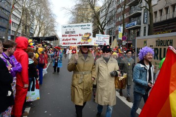 Rosenmontag in Köln mit den Pappnasen Rot-Schwarz | Slawiczek/R-mediabase / R-mediabase | <a href=/confor2/?bld=73540&t=d&pst=73478&aid=20&dc=1202&i1=Slawiczek/R-mediabase%20/%20R-mediabase><strong>Download Bild 73540...</strong></a>  |