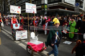 Rosenmontag in Köln mit den Pappnasen Rot-Schwarz | Slawiczek/R-mediabase / R-mediabase | <a href=/confor2/?bld=73538&t=d&pst=73478&aid=20&dc=1207&i1=Slawiczek/R-mediabase%20/%20R-mediabase><strong>Download Bild 73538...</strong></a>  |