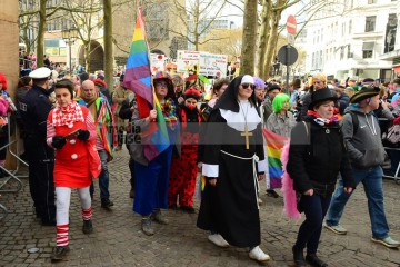 Rosenmontag in Köln mit den Pappnasen Rot-Schwarz | Slawiczek/R-mediabase / R-mediabase | <a href=/confor2/?bld=73539&t=d&pst=73478&aid=20&dc=1211&i1=Slawiczek/R-mediabase%20/%20R-mediabase><strong>Download Bild 73539...</strong></a>  |
