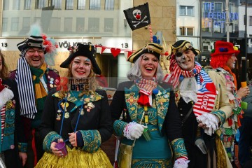 Rosenmontag in Köln mit den Pappnasen Rot-Schwarz | Slawiczek/R-mediabase / R-mediabase | <a href=/confor2/?bld=73541&t=d&pst=73478&aid=20&dc=1214&i1=Slawiczek/R-mediabase%20/%20R-mediabase><strong>Download Bild 73541...</strong></a>  |