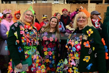 Rosenmontag in Köln mit den Pappnasen Rot-Schwarz | Slawiczek/R-mediabase / R-mediabase | <a href=/confor2/?bld=73542&t=d&pst=73478&aid=20&dc=1216&i1=Slawiczek/R-mediabase%20/%20R-mediabase><strong>Download Bild 73542...</strong></a>  |