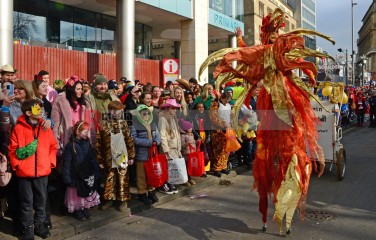 Rosenmontag in Köln mit den Pappnasen Rot-Schwarz | Slawiczek/R-mediabase / R-mediabase | <a href=/confor2/?bld=73543&t=d&pst=73478&aid=20&dc=1222&i1=Slawiczek/R-mediabase%20/%20R-mediabase><strong>Download Bild 73543...</strong></a>  |