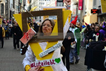 Rosenmontag in Köln mit den Pappnasen Rot-Schwarz | Slawiczek/R-mediabase / R-mediabase | <a href=/confor2/?bld=73544&t=d&pst=73478&aid=20&dc=1229&i1=Slawiczek/R-mediabase%20/%20R-mediabase><strong>Download Bild 73544...</strong></a>  |
