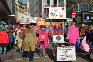 Rosenmontag in Köln mit den Pappnasen Rot-Schwarz | Slawiczek/R-mediabase / R-mediabase | <a href=/confor2/?bld=73546&t=d&pst=73478&aid=20&dc=1239&i1=Slawiczek/R-mediabase%20/%20R-mediabase><strong>Download Bild 73546...</strong></a>  |