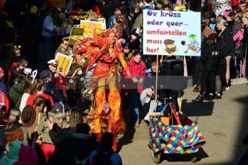 Rosenmontag in Köln mit den Pappnasen Rot-Schwarz | Slawiczek/R-mediabase / R-mediabase | <a href=/confor2/?bld=73547&t=d&pst=73478&aid=20&dc=1325&i1=Slawiczek/R-mediabase%20/%20R-mediabase><strong>Download Bild 73547...</strong></a>  |