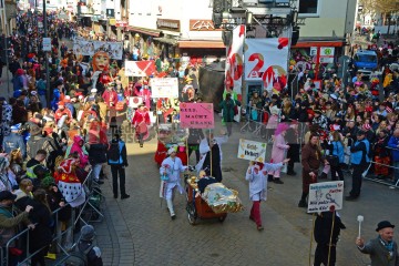 Rosenmontag in Köln mit den Pappnasen Rot-Schwarz | Slawiczek/R-mediabase / R-mediabase | <a href=/confor2/?bld=73545&t=d&pst=73478&aid=20&dc=1327&i1=Slawiczek/R-mediabase%20/%20R-mediabase><strong>Download Bild 73545...</strong></a>  |