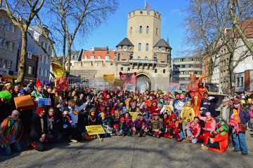 Rosenmontag in Köln mit den Pappnasen Rot-Schwarz | Slawiczek/R-mediabase / R-mediabase | <a href=/confor2/?bld=73549&t=d&pst=73478&aid=20&dc=1336&i1=Slawiczek/R-mediabase%20/%20R-mediabase><strong>Download Bild 73549...</strong></a>  |