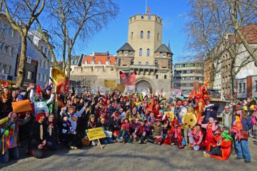 Rosenmontag in Köln mit den Pappnasen Rot-Schwarz | Slawiczek/R-mediabase / R-mediabase | <a href=/confor2/?bld=73548&t=d&pst=73478&aid=20&dc=1336&i1=Slawiczek/R-mediabase%20/%20R-mediabase><strong>Download Bild 73548...</strong></a>  |