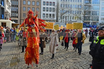 Rosenmontag in Köln mit den Pappnasen Rot-Schwarz | Slawiczek/R-mediabase / R-mediabase | <a href=/confor2/?bld=73550&t=d&pst=73478&aid=20&dc=1011&i1=Slawiczek/R-mediabase%20/%20R-mediabase><strong>Download Bild 73550...</strong></a>  |