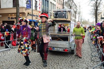 Rosenmontag in Köln mit den Pappnasen Rot-Schwarz | Slawiczek/R-mediabase / R-mediabase | <a href=/confor2/?bld=73552&t=d&pst=73478&aid=20&dc=1014&i1=Slawiczek/R-mediabase%20/%20R-mediabase><strong>Download Bild 73552...</strong></a>  |