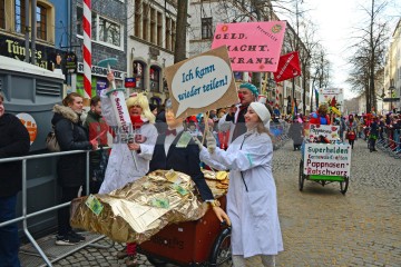 Rosenmontag in Köln mit den Pappnasen Rot-Schwarz | Slawiczek/R-mediabase / R-mediabase | <a href=/confor2/?bld=73553&t=d&pst=73478&aid=20&dc=1015&i1=Slawiczek/R-mediabase%20/%20R-mediabase><strong>Download Bild 73553...</strong></a>  |
