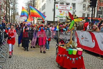 Rosenmontag in Köln mit den Pappnasen Rot-Schwarz | Slawiczek/R-mediabase / R-mediabase | <a href=/confor2/?bld=73555&t=d&pst=73478&aid=20&dc=1016&i1=Slawiczek/R-mediabase%20/%20R-mediabase><strong>Download Bild 73555...</strong></a>  |