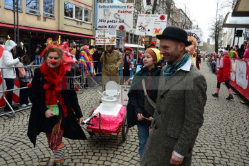 Rosenmontag in Köln mit den Pappnasen Rot-Schwarz | Slawiczek/R-mediabase / R-mediabase | <a href=/confor2/?bld=73557&t=d&pst=73478&aid=20&dc=1017&i1=Slawiczek/R-mediabase%20/%20R-mediabase><strong>Download Bild 73557...</strong></a>  |