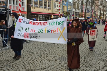 Rosenmontag in Köln mit den Pappnasen Rot-Schwarz | Slawiczek/R-mediabase / R-mediabase | <a href=/confor2/?bld=73558&t=d&pst=73478&aid=20&dc=1018&i1=Slawiczek/R-mediabase%20/%20R-mediabase><strong>Download Bild 73558...</strong></a>  |
