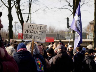 3 Jahre Hanau - United against Racism <i>Bild 73379 Grueter</i><br><a href=/confor2/?bld=73379&pst=73300&aid=575>Download (Anfrage)</a>  /  <a href=/?page_id=73300#jig2>zur Galerie</a>