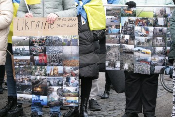 Jahrestag zum Krieg in der Ukraine <i>Bild 73667 Manuela Hillekamps</i><br><a href=/confor2/?bld=73667&pst=73662&aid=613>Download (Anfrage)</a>  /  <a href=/?page_id=73662#jig2>zur Galerie</a>
