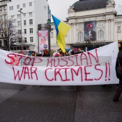 Stop Russian War Crimes <i>Bild 73765 grueter/r-mediabase</i><br><a href=/confor2/?bld=73765&pst=73661&aid=575>Download (Anfrage)</a>  /  <a href=/?page_id=73661#jig2>zur Galerie</a>