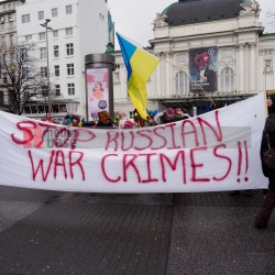 Stop Russian War Crimes <i>Bild 73697 grueter/r-mediabase</i><br><a href=/confor2/?bld=73697&pst=0&aid=575>Download (Anfrage)</a>  /  <a href=/?page_id=0#jig2>zur Galerie</a>