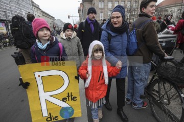 Bundesweiter Klimastreik am 3.3.2023 - Berlin | Rudi Denner/R-mediabase / R-mediabase | <a href=/confor2/?bld=74142&t=d&pst=74132&aid=86&dc=1429&i1=Rudi%20Denner/R-mediabase%20/%20R-mediabase><strong>Download Bild 74142...</strong></a>  |